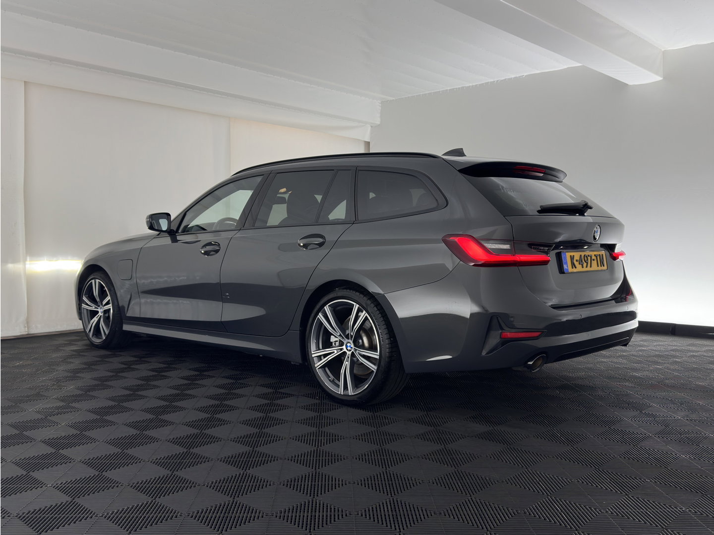 BMW 3 Serie Touring 330e High Executive (Plug-in) {SoH-91%} (INCL.BTW) Aut. *LEATHER | FULL-LED | HEATED-SPORTSEATS | HIFI-SOUND | NAVI-FULLMAP | DAB+ | DIGI-COCKPIT | PRIVACY-GLASS | AMBIENT-LIGHT | ECC | PDC | CRUISE | 19-ALU*