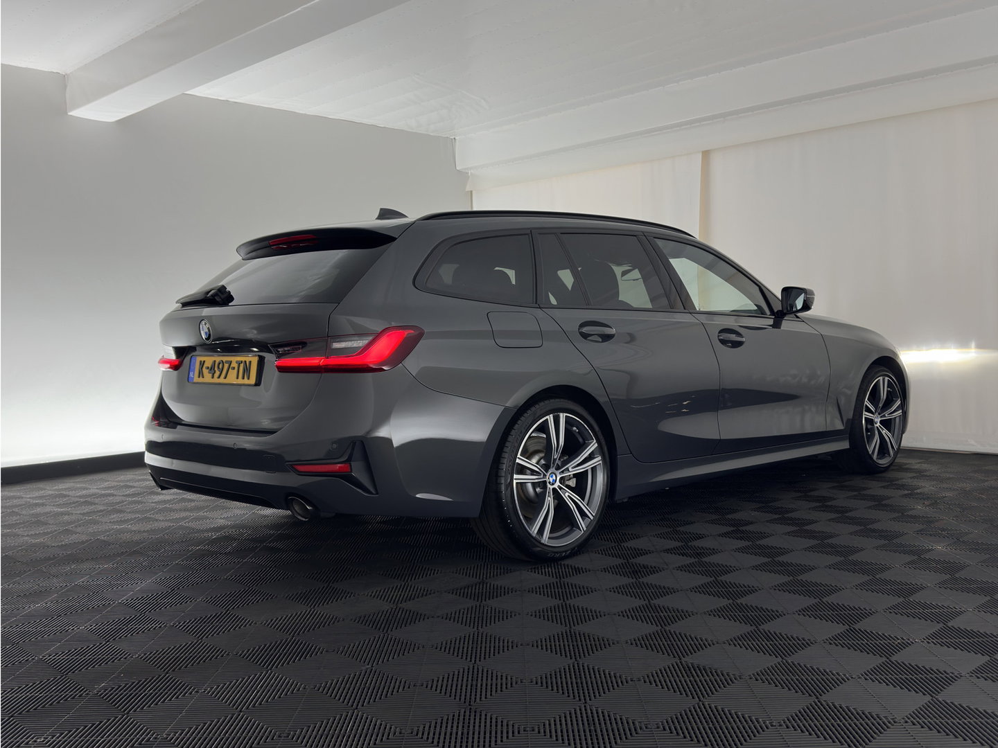 BMW 3 Serie Touring 330e High Executive (Plug-in) {SoH-91%} (INCL.BTW) Aut. *LEATHER | FULL-LED | HEATED-SPORTSEATS | HIFI-SOUND | NAVI-FULLMAP | DAB+ | DIGI-COCKPIT | PRIVACY-GLASS | AMBIENT-LIGHT | ECC | PDC | CRUISE | 19-ALU*