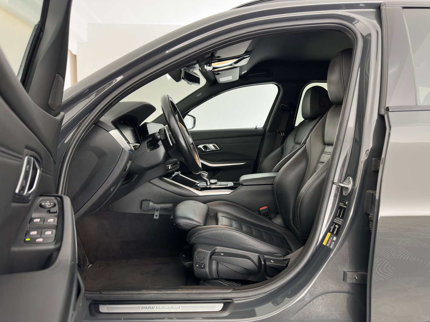 BMW 3 Serie Touring 330e High Executive (Plug-in) {SoH-91%} (INCL.BTW) Aut. *LEATHER | FULL-LED | HEATED-SPORTSEATS | HIFI-SOUND | NAVI-FULLMAP | DAB+ | DIGI-COCKPIT | PRIVACY-GLASS | AMBIENT-LIGHT | ECC | PDC | CRUISE | 19-ALU*