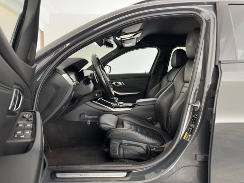 BMW 3 Serie Touring 330e High Executive (Plug-in) {SoH-91%} (INCL.BTW) Aut. *LEATHER | FULL-LED | HEATED-SPORTSEATS | HIFI-SOUND | NAVI-FULLMAP | DAB+ | DIGI-COCKPIT | PRIVACY-GLASS | AMBIENT-LIGHT | ECC | PDC | CRUISE | 19-ALU*