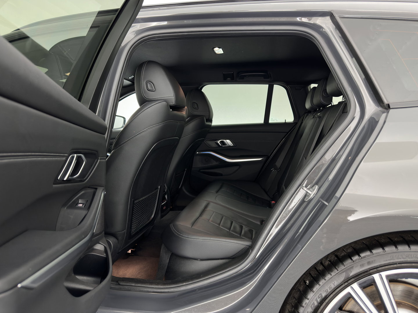 BMW 3 Serie Touring 330e High Executive (Plug-in) {SoH-91%} (INCL.BTW) Aut. *LEATHER | FULL-LED | HEATED-SPORTSEATS | HIFI-SOUND | NAVI-FULLMAP | DAB+ | DIGI-COCKPIT | PRIVACY-GLASS | AMBIENT-LIGHT | ECC | PDC | CRUISE | 19-ALU*