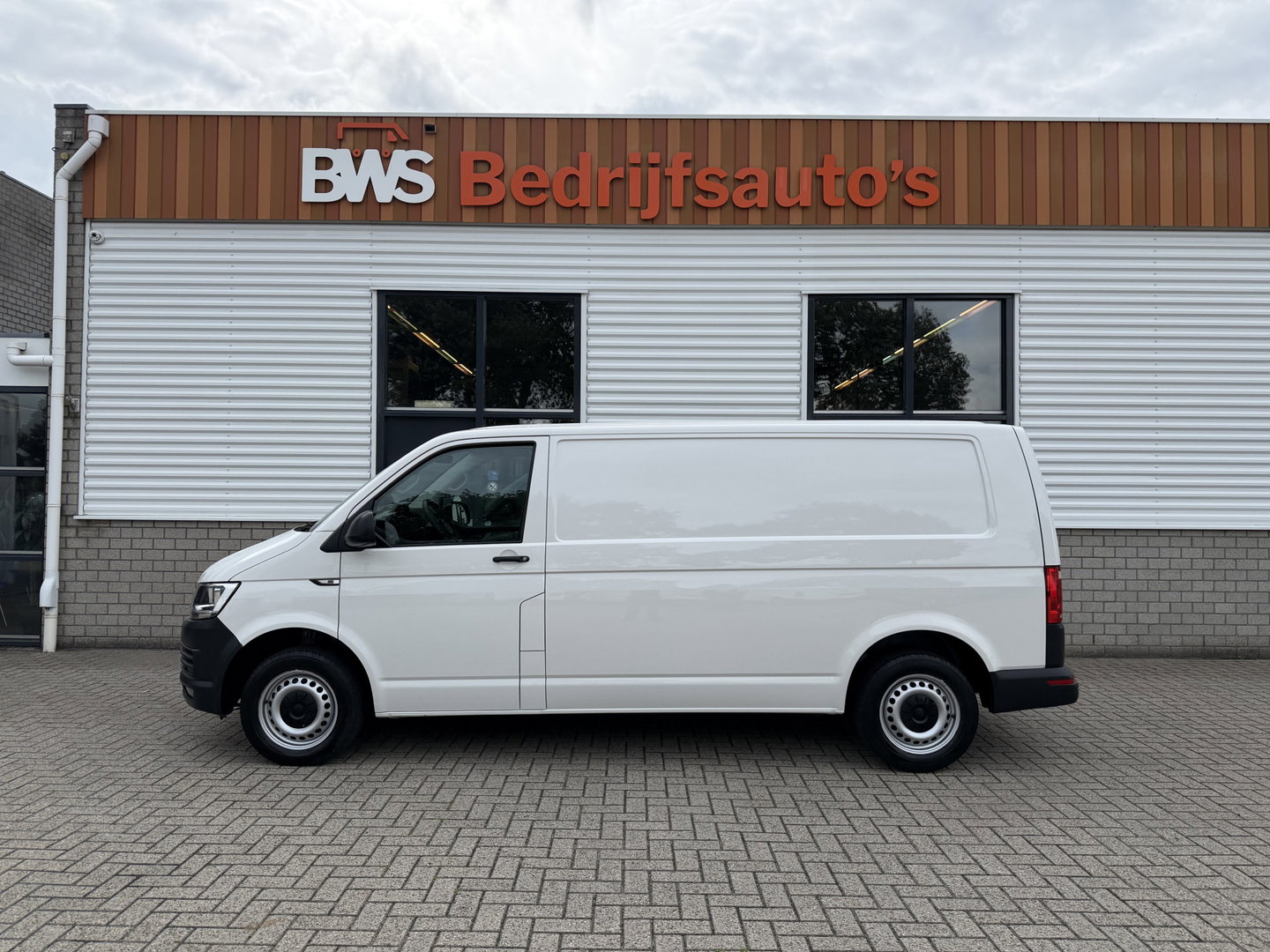 Volkswagen Transporter 2.0 TDI 150pk DSG automaat / L2H1 Comfortline / vaste prijs rijklaar € 16.950 ex btw / lease vanaf € 285 / euro 6 / bpm vrij / airco / cruise / navigatie / parkpilot / 2 x stoel met armsteun !