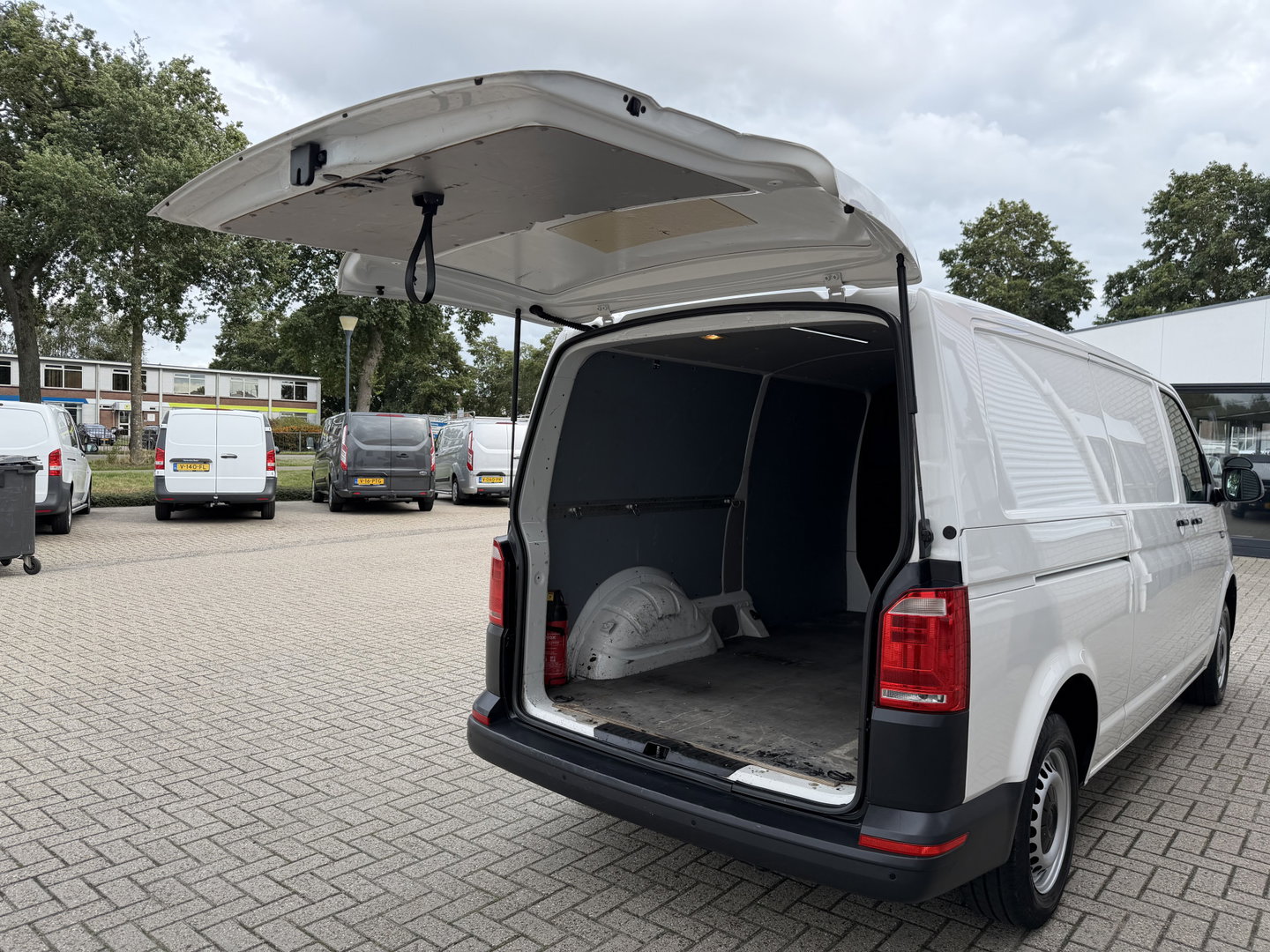 Volkswagen Transporter 2.0 TDI 150pk DSG automaat / L2H1 Comfortline / vaste prijs rijklaar € 16.950 ex btw / lease vanaf € 285 / euro 6 / bpm vrij / airco / cruise / navigatie / parkpilot / 2 x stoel met armsteun !