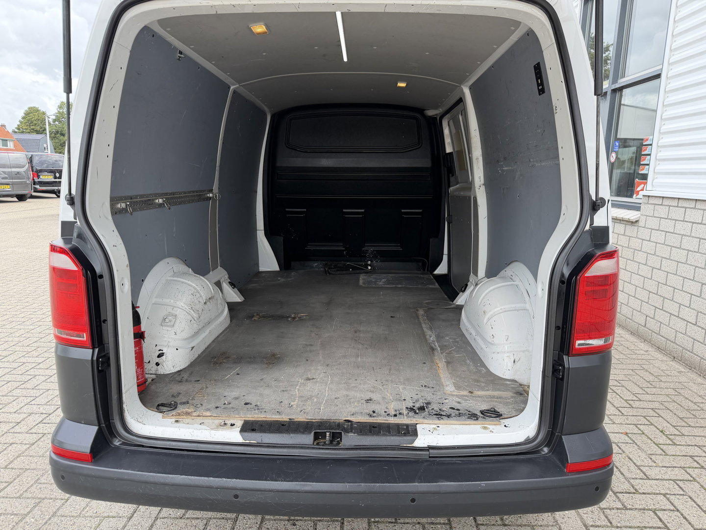 Volkswagen Transporter 2.0 TDI 150pk DSG automaat / L2H1 Comfortline / vaste prijs rijklaar € 16.950 ex btw / lease vanaf € 285 / euro 6 / bpm vrij / airco / cruise / navigatie / parkpilot / 2 x stoel met armsteun !