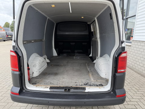 Volkswagen Transporter 2.0 TDI 150pk DSG automaat / L2H1 Comfortline / vaste prijs rijklaar € 16.950 ex btw / lease vanaf € 285 / euro 6 / bpm vrij / airco / cruise / navigatie / parkpilot / 2 x stoel met armsteun !