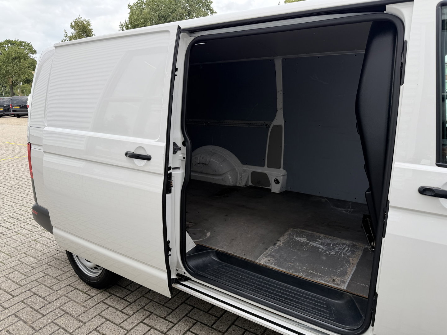 Volkswagen Transporter 2.0 TDI 150pk DSG automaat / L2H1 Comfortline / vaste prijs rijklaar € 16.950 ex btw / lease vanaf € 285 / euro 6 / bpm vrij / airco / cruise / navigatie / parkpilot / 2 x stoel met armsteun !