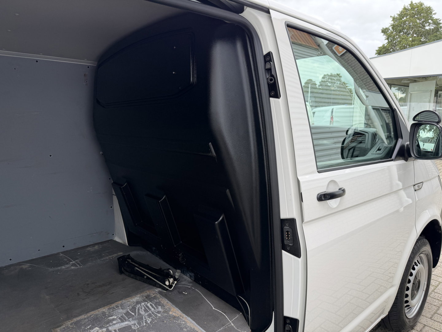Volkswagen Transporter 2.0 TDI 150pk DSG automaat / L2H1 Comfortline / vaste prijs rijklaar € 16.950 ex btw / lease vanaf € 285 / euro 6 / bpm vrij / airco / cruise / navigatie / parkpilot / 2 x stoel met armsteun !