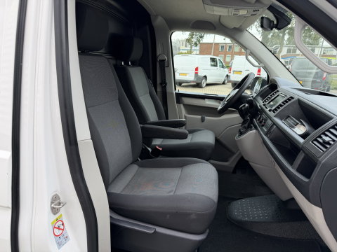Volkswagen Transporter 2.0 TDI 150pk DSG automaat / L2H1 Comfortline / vaste prijs rijklaar € 16.950 ex btw / lease vanaf € 285 / euro 6 / bpm vrij / airco / cruise / navigatie / parkpilot / 2 x stoel met armsteun !