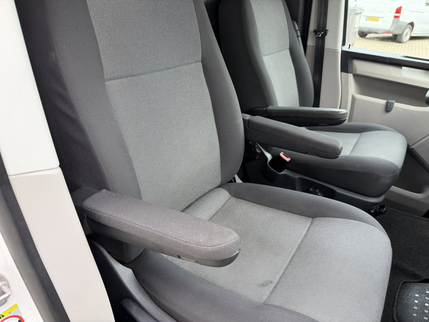 Volkswagen Transporter 2.0 TDI 150pk DSG automaat / L2H1 Comfortline / vaste prijs rijklaar € 16.950 ex btw / lease vanaf € 285 / euro 6 / bpm vrij / airco / cruise / navigatie / parkpilot / 2 x stoel met armsteun !