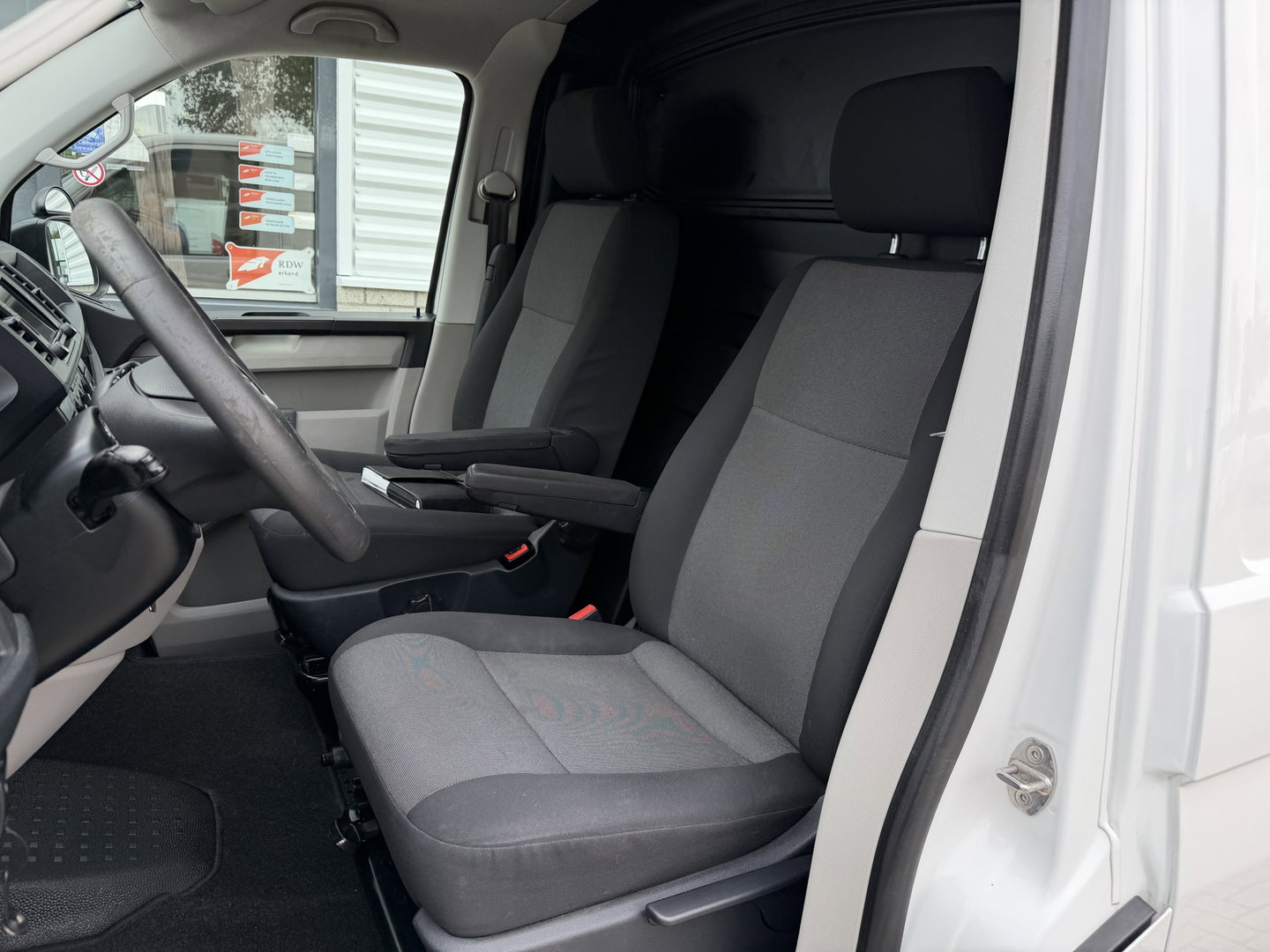 Volkswagen Transporter 2.0 TDI 150pk DSG automaat / L2H1 Comfortline / vaste prijs rijklaar € 16.950 ex btw / lease vanaf € 285 / euro 6 / bpm vrij / airco / cruise / navigatie / parkpilot / 2 x stoel met armsteun !