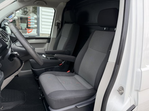 Volkswagen Transporter 2.0 TDI 150pk DSG automaat / L2H1 Comfortline / vaste prijs rijklaar € 16.950 ex btw / lease vanaf € 285 / euro 6 / bpm vrij / airco / cruise / navigatie / parkpilot / 2 x stoel met armsteun !