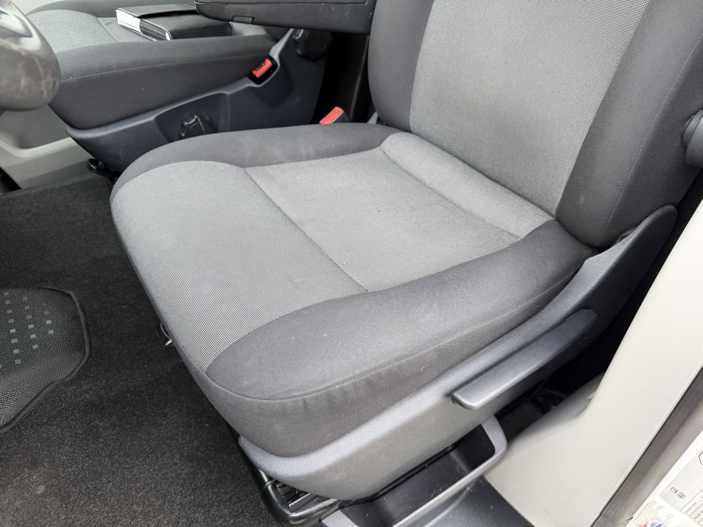 Volkswagen Transporter 2.0 TDI 150pk DSG automaat / L2H1 Comfortline / vaste prijs rijklaar € 16.950 ex btw / lease vanaf € 285 / euro 6 / bpm vrij / airco / cruise / navigatie / parkpilot / 2 x stoel met armsteun !