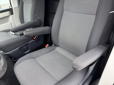 Volkswagen Transporter 2.0 TDI 150pk DSG automaat / L2H1 Comfortline / vaste prijs rijklaar € 16.950 ex btw / lease vanaf € 285 / euro 6 / bpm vrij / airco / cruise / navigatie / parkpilot / 2 x stoel met armsteun !