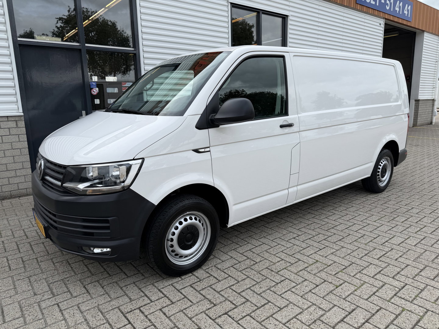 Volkswagen Transporter 2.0 TDI 150pk DSG automaat / L2H1 Comfortline / vaste prijs rijklaar € 16.950 ex btw / lease vanaf € 285 / euro 6 / bpm vrij / airco / cruise / navigatie / parkpilot / 2 x stoel met armsteun !