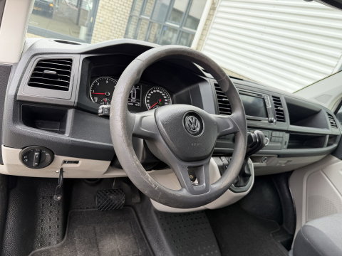 Volkswagen Transporter 2.0 TDI 150pk DSG automaat / L2H1 Comfortline / vaste prijs rijklaar € 16.950 ex btw / lease vanaf € 285 / euro 6 / bpm vrij / airco / cruise / navigatie / parkpilot / 2 x stoel met armsteun !