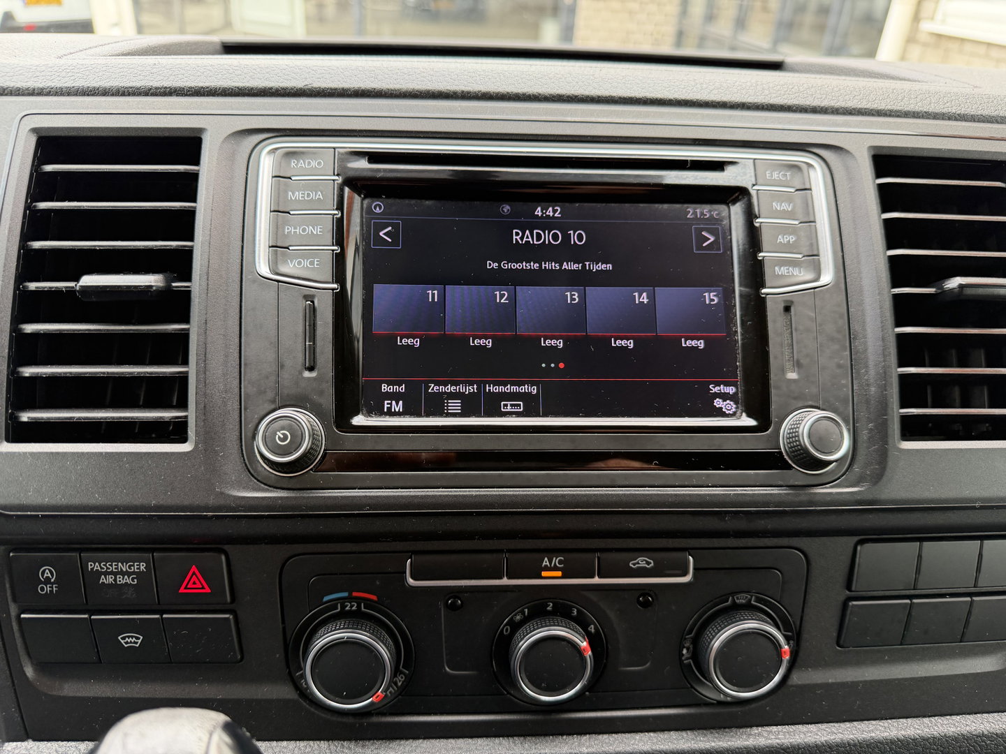 Volkswagen Transporter 2.0 TDI 150pk DSG automaat / L2H1 Comfortline / vaste prijs rijklaar € 16.950 ex btw / lease vanaf € 285 / euro 6 / bpm vrij / airco / cruise / navigatie / parkpilot / 2 x stoel met armsteun !