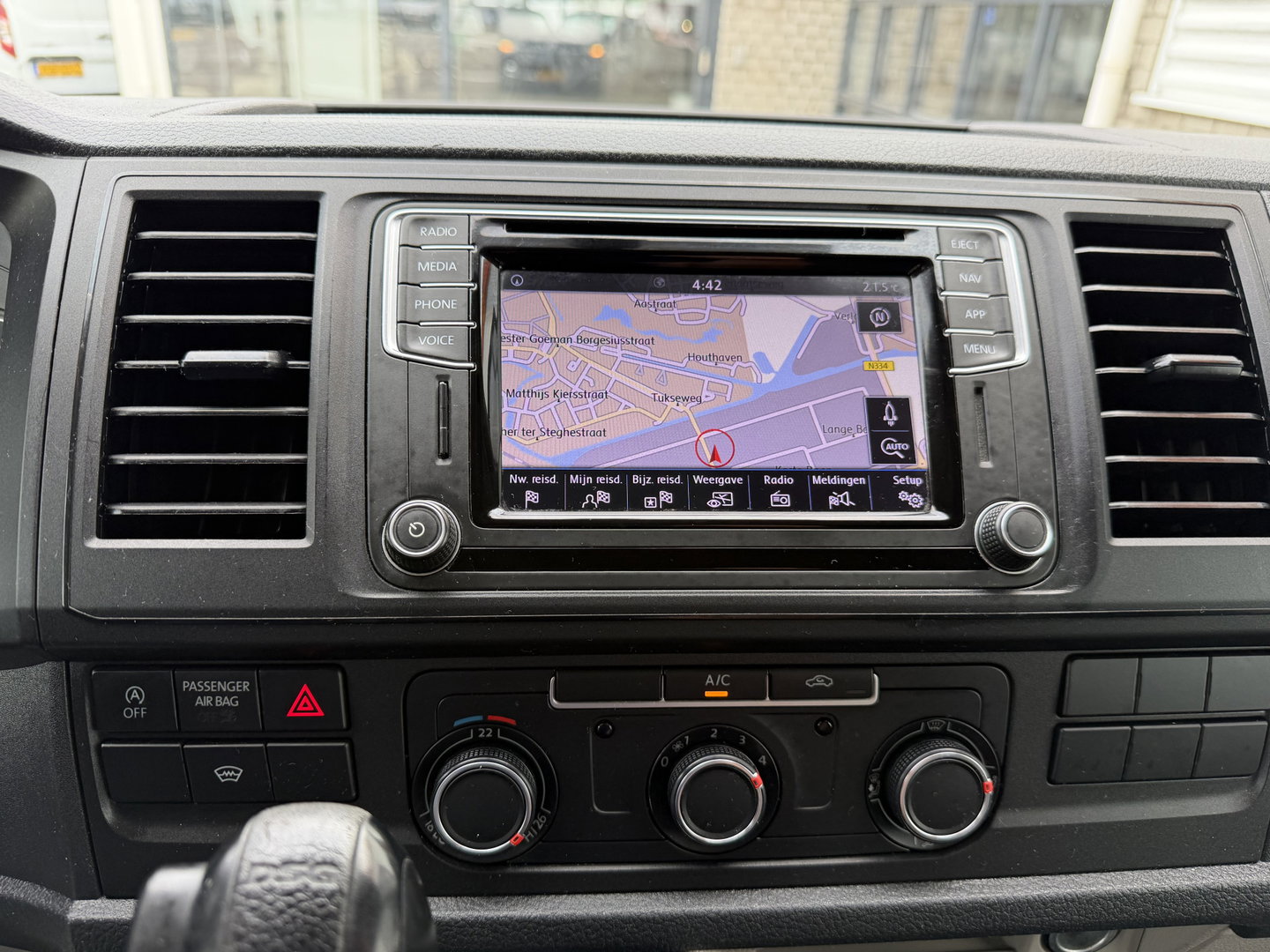 Volkswagen Transporter 2.0 TDI 150pk DSG automaat / L2H1 Comfortline / vaste prijs rijklaar € 16.950 ex btw / lease vanaf € 285 / euro 6 / bpm vrij / airco / cruise / navigatie / parkpilot / 2 x stoel met armsteun !