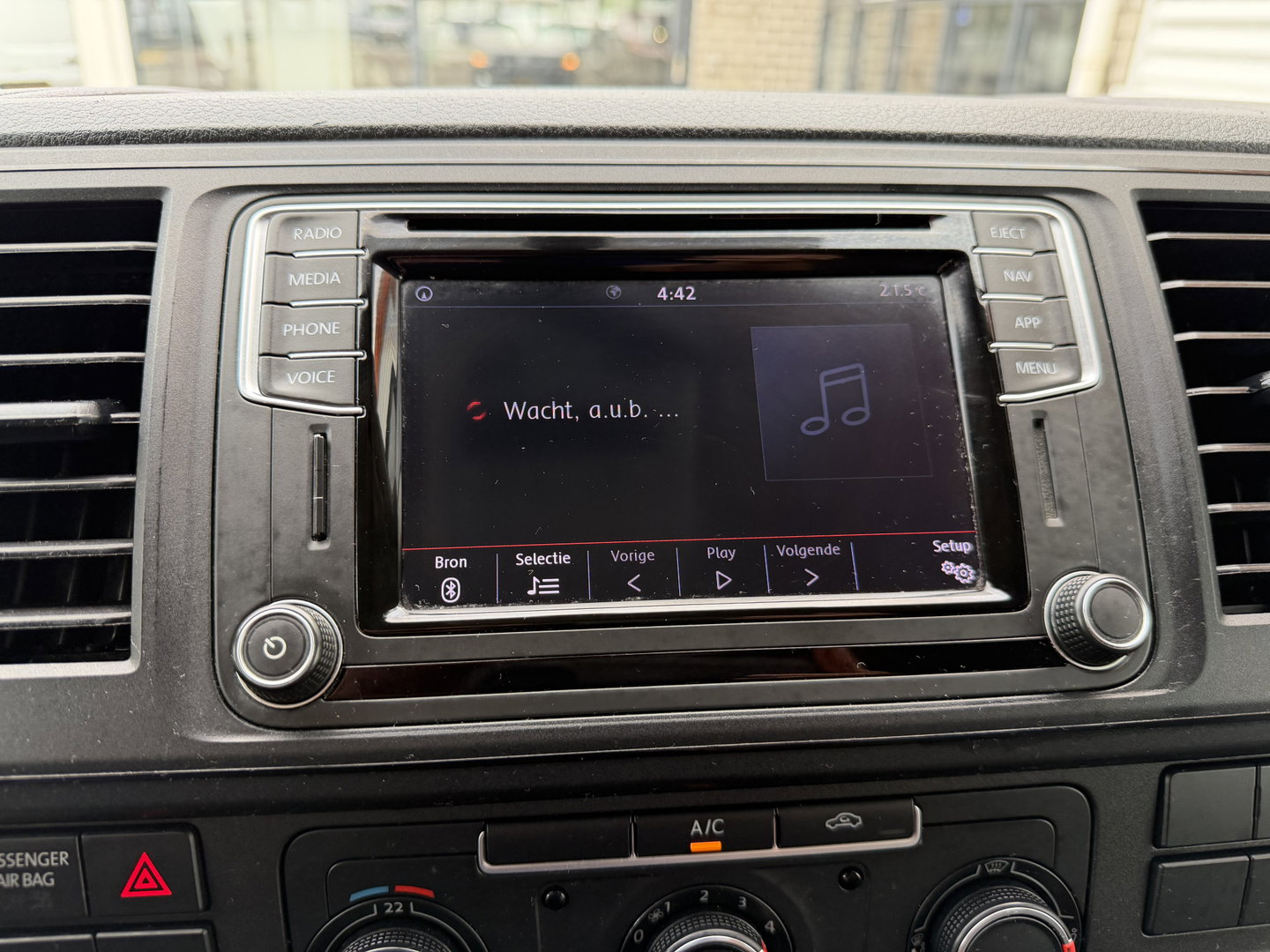 Volkswagen Transporter 2.0 TDI 150pk DSG automaat / L2H1 Comfortline / vaste prijs rijklaar € 16.950 ex btw / lease vanaf € 285 / euro 6 / bpm vrij / airco / cruise / navigatie / parkpilot / 2 x stoel met armsteun !