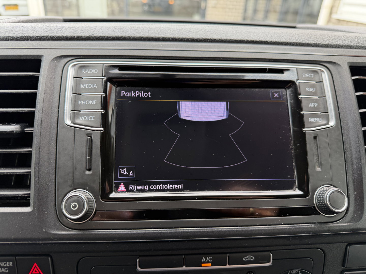 Volkswagen Transporter 2.0 TDI 150pk DSG automaat / L2H1 Comfortline / vaste prijs rijklaar € 16.950 ex btw / lease vanaf € 285 / euro 6 / bpm vrij / airco / cruise / navigatie / parkpilot / 2 x stoel met armsteun !