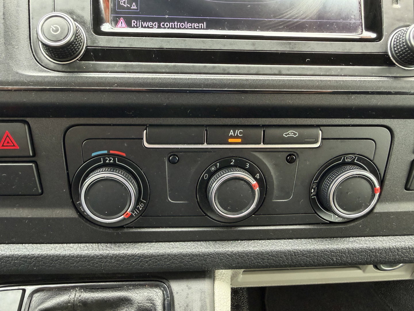 Volkswagen Transporter 2.0 TDI 150pk DSG automaat / L2H1 Comfortline / vaste prijs rijklaar € 16.950 ex btw / lease vanaf € 285 / euro 6 / bpm vrij / airco / cruise / navigatie / parkpilot / 2 x stoel met armsteun !