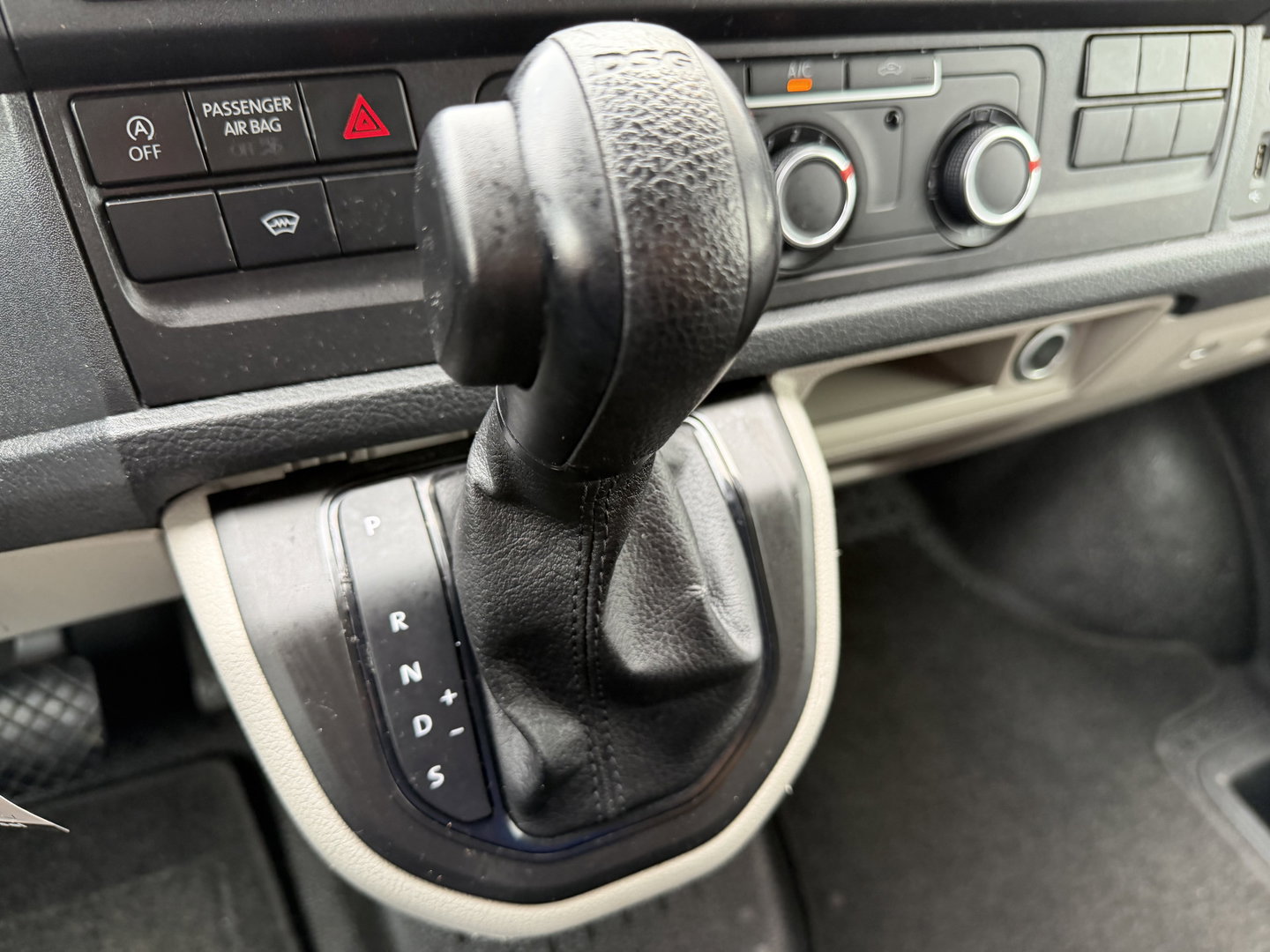 Volkswagen Transporter 2.0 TDI 150pk DSG automaat / L2H1 Comfortline / vaste prijs rijklaar € 16.950 ex btw / lease vanaf € 285 / euro 6 / bpm vrij / airco / cruise / navigatie / parkpilot / 2 x stoel met armsteun !