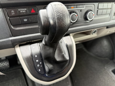 Volkswagen Transporter 2.0 TDI 150pk DSG automaat / L2H1 Comfortline / vaste prijs rijklaar € 16.950 ex btw / lease vanaf € 285 / euro 6 / bpm vrij / airco / cruise / navigatie / parkpilot / 2 x stoel met armsteun !