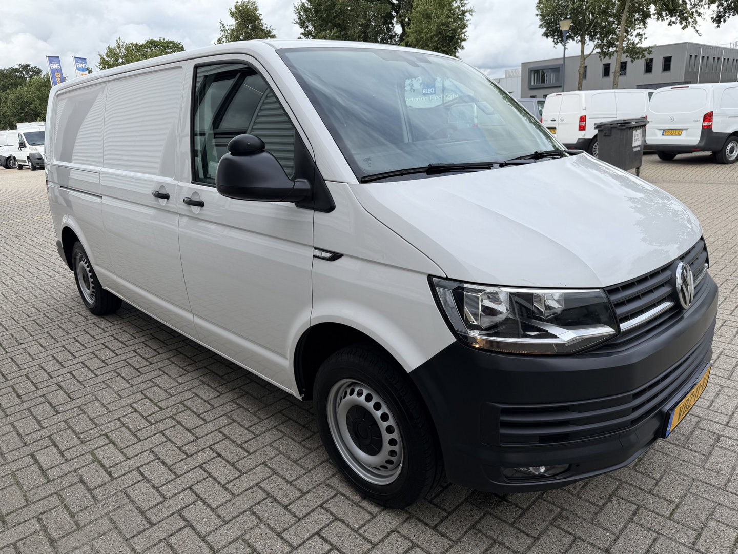 Volkswagen Transporter 2.0 TDI 150pk DSG automaat / L2H1 Comfortline / vaste prijs rijklaar € 16.950 ex btw / lease vanaf € 285 / euro 6 / bpm vrij / airco / cruise / navigatie / parkpilot / 2 x stoel met armsteun !