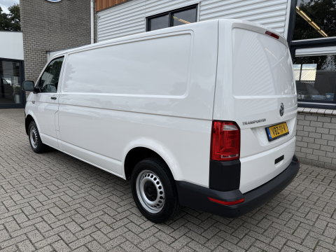 Volkswagen Transporter 2.0 TDI 150pk DSG automaat / L2H1 Comfortline / vaste prijs rijklaar € 16.950 ex btw / lease vanaf € 285 / euro 6 / bpm vrij / airco / cruise / navigatie / parkpilot / 2 x stoel met armsteun !
