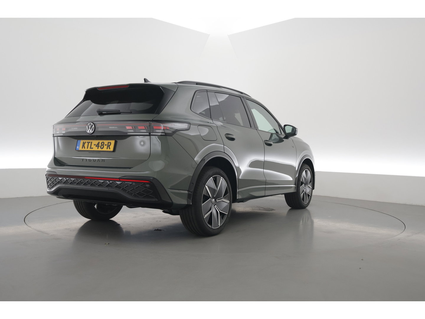 Volkswagen Tiguan 1.5 eHybrid R-Line Edition | Rijklaar! | Pano | Adapt. Cruise | CarPlay | HUD | IQ. Light | 360cam | Stoelverw. + Massage |