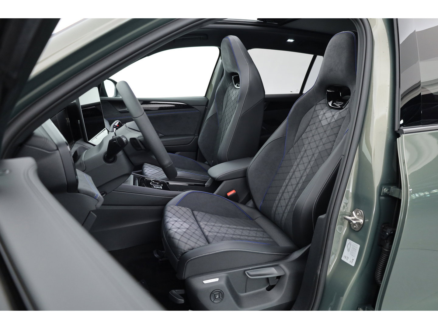 Volkswagen Tiguan 1.5 eHybrid R-Line Edition | Rijklaar! | Pano | Adapt. Cruise | CarPlay | HUD | IQ. Light | 360cam | Stoelverw. + Massage |