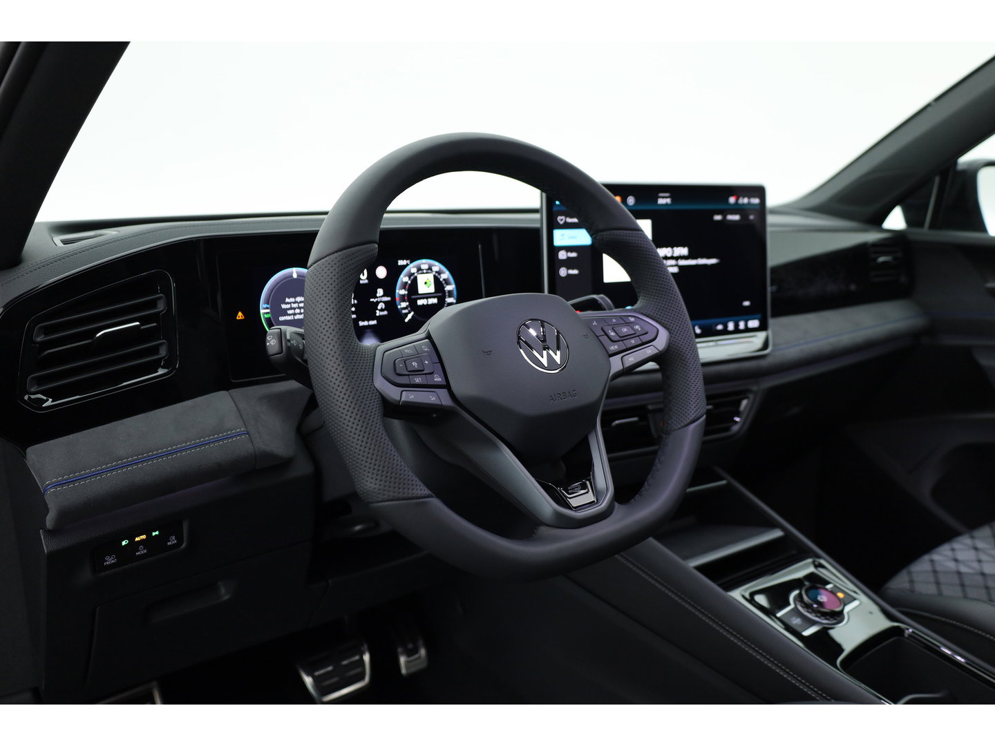 Volkswagen Tiguan 1.5 eHybrid R-Line Edition | Rijklaar! | Pano | Adapt. Cruise | CarPlay | HUD | IQ. Light | 360cam | Stoelverw. + Massage |