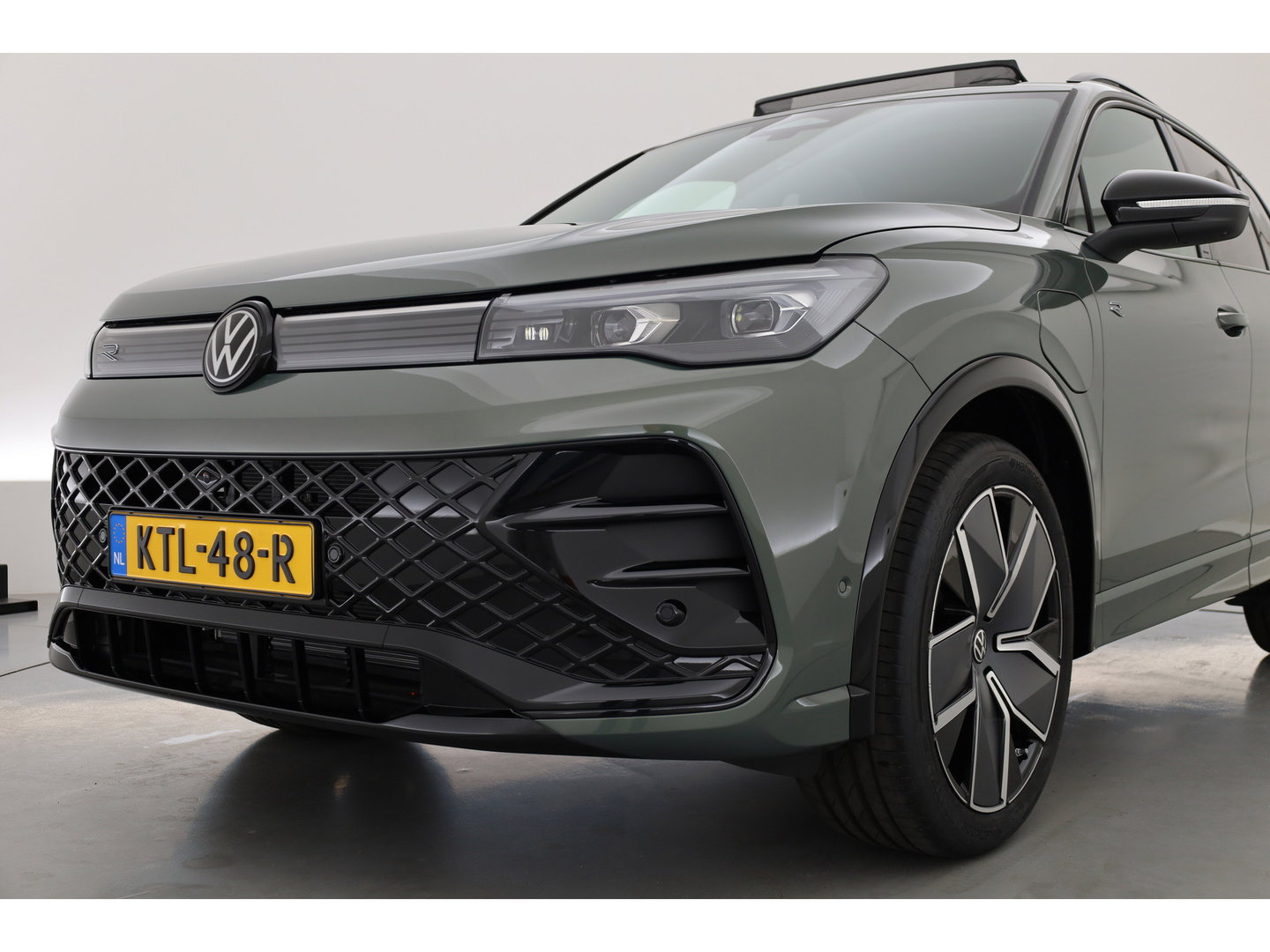 Volkswagen Tiguan 1.5 eHybrid R-Line Edition | Rijklaar! | Pano | Adapt. Cruise | CarPlay | HUD | IQ. Light | 360cam | Stoelverw. + Massage |