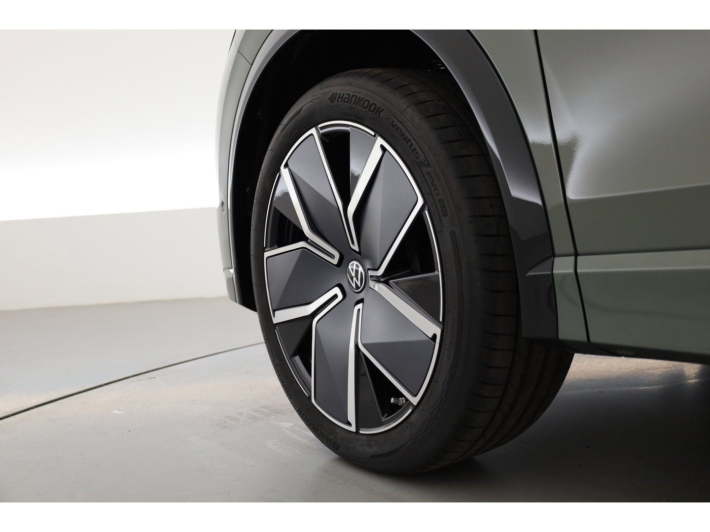 Volkswagen Tiguan 1.5 eHybrid R-Line Edition | Rijklaar! | Pano | Adapt. Cruise | CarPlay | HUD | IQ. Light | 360cam | Stoelverw. + Massage |