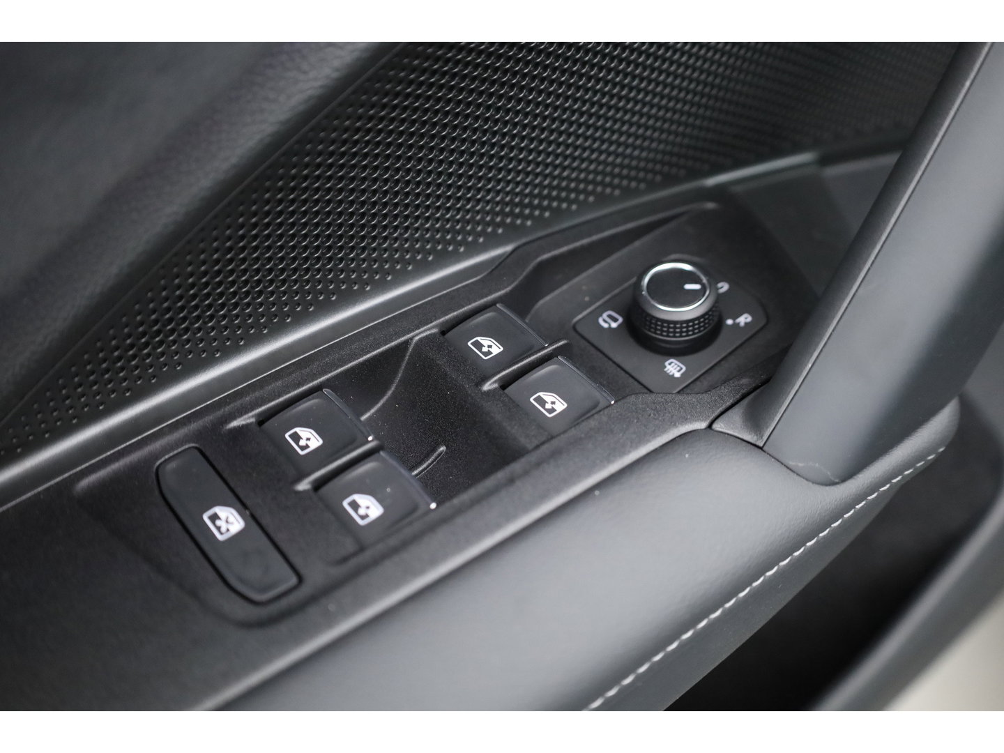 Volkswagen Tiguan 1.5 eHybrid R-Line Edition | Rijklaar! | Pano | Adapt. Cruise | CarPlay | HUD | IQ. Light | 360cam | Stoelverw. + Massage |