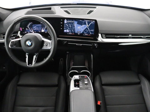 BMW X1 M Sport | xDrive23i | Adaptive Cruise | Trekhaak | Head-Up | Leder | 360 camera | Stoelverwarming | Keyless | Adaptief LED | Carplay | Sportstoelen | Live Cockpit Professional | 204pk