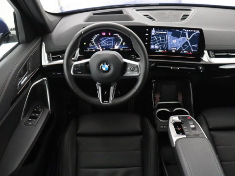 BMW X1 M Sport | xDrive23i | Adaptive Cruise | Trekhaak | Head-Up | Leder | 360 camera | Stoelverwarming | Keyless | Adaptief LED | Carplay | Sportstoelen | Live Cockpit Professional | 204pk