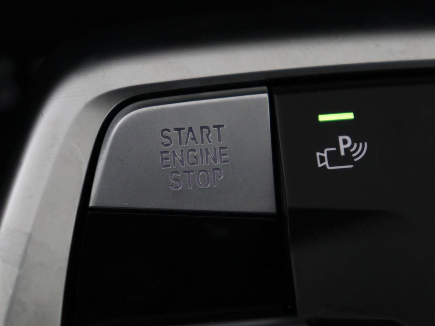 BMW X1 M Sport | xDrive23i | Adaptive Cruise | Trekhaak | Head-Up | Leder | 360 camera | Stoelverwarming | Keyless | Adaptief LED | Carplay | Sportstoelen | Live Cockpit Professional | 204pk