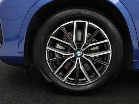BMW X1 M Sport | xDrive23i | Adaptive Cruise | Trekhaak | Head-Up | Leder | 360 camera | Stoelverwarming | Keyless | Adaptief LED | Carplay | Sportstoelen | Live Cockpit Professional | 204pk