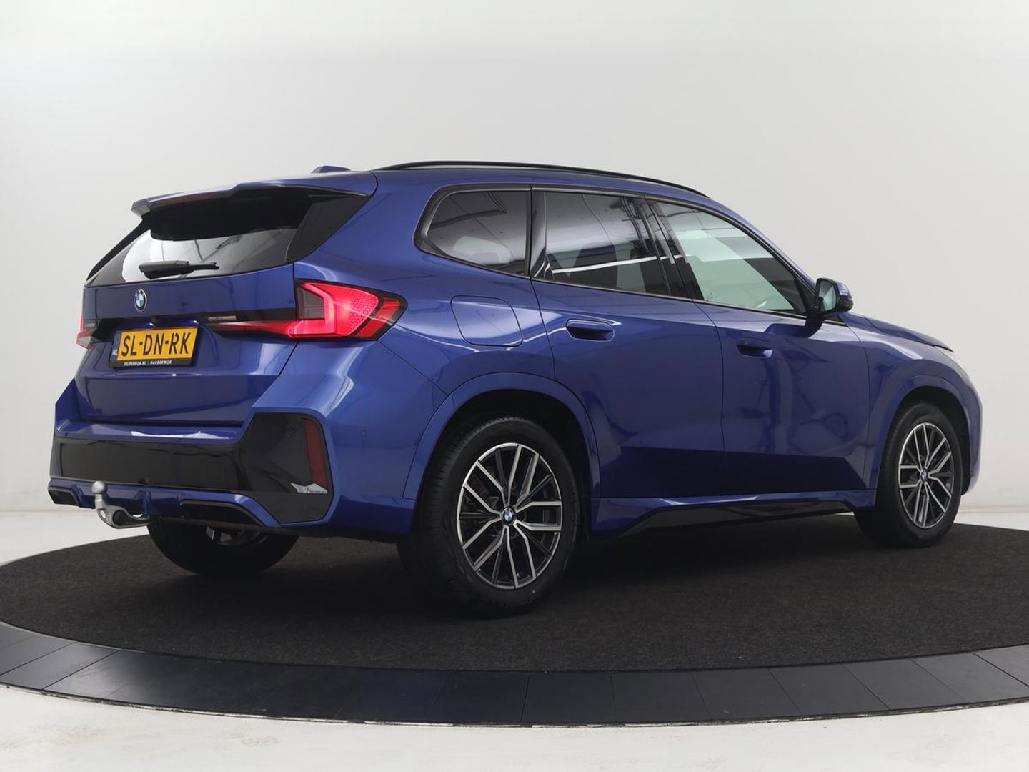 BMW X1 M Sport | xDrive23i | Adaptive Cruise | Trekhaak | Head-Up | Leder | 360 camera | Stoelverwarming | Keyless | Adaptief LED | Carplay | Sportstoelen | Live Cockpit Professional | 204pk