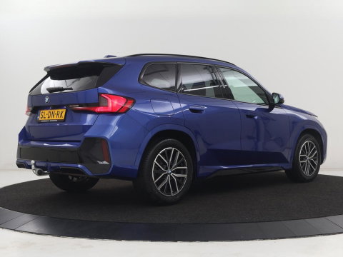 BMW X1 M Sport | xDrive23i | Adaptive Cruise | Trekhaak | Head-Up | Leder | 360 camera | Stoelverwarming | Keyless | Adaptief LED | Carplay | Sportstoelen | Live Cockpit Professional | 204pk