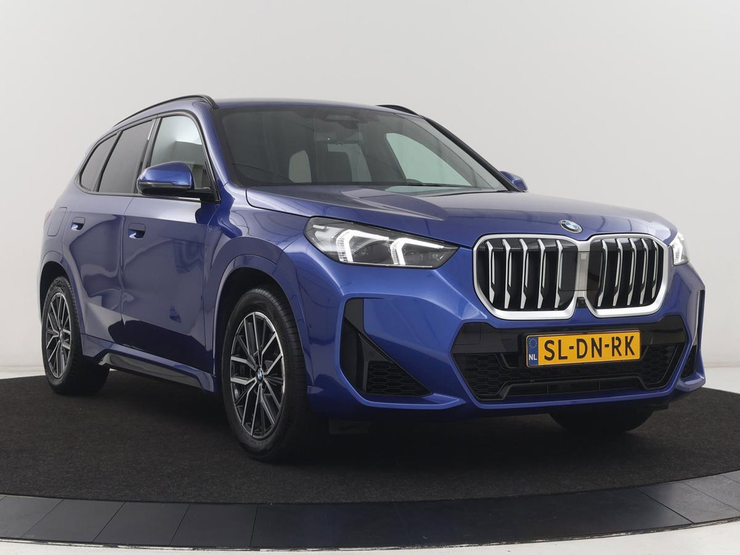 BMW X1 M Sport | xDrive23i | Adaptive Cruise | Trekhaak | Head-Up | Leder | 360 camera | Stoelverwarming | Keyless | Adaptief LED | Carplay | Sportstoelen | Live Cockpit Professional | 204pk