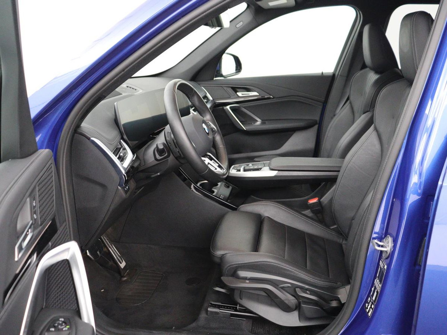 BMW X1 M Sport | xDrive23i | Adaptive Cruise | Trekhaak | Head-Up | Leder | 360 camera | Stoelverwarming | Keyless | Adaptief LED | Carplay | Sportstoelen | Live Cockpit Professional | 204pk