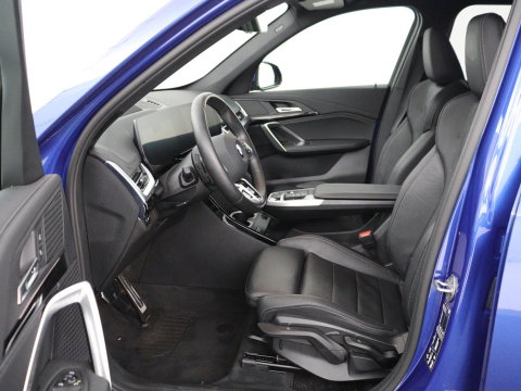BMW X1 M Sport | xDrive23i | Adaptive Cruise | Trekhaak | Head-Up | Leder | 360 camera | Stoelverwarming | Keyless | Adaptief LED | Carplay | Sportstoelen | Live Cockpit Professional | 204pk