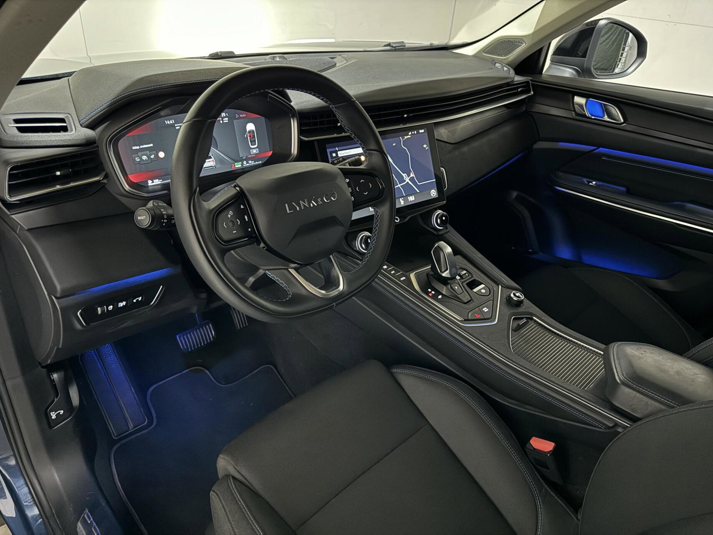 Lynk & Co 01 1.5 Plug-in Black Edition Pano Sfeer. CarPlay 360°