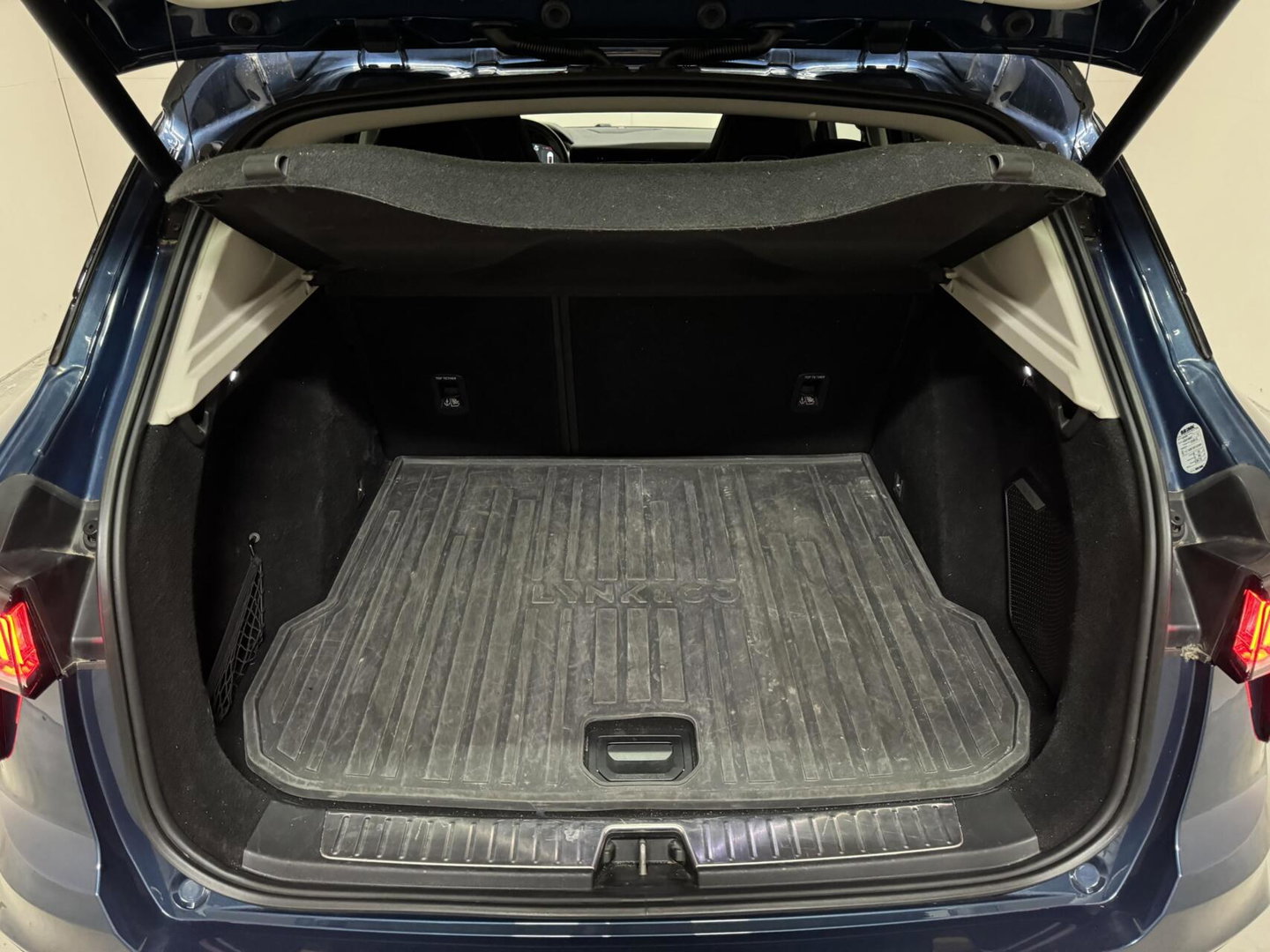 Lynk & Co 01 1.5 Plug-in Black Edition Pano Sfeer. CarPlay 360°