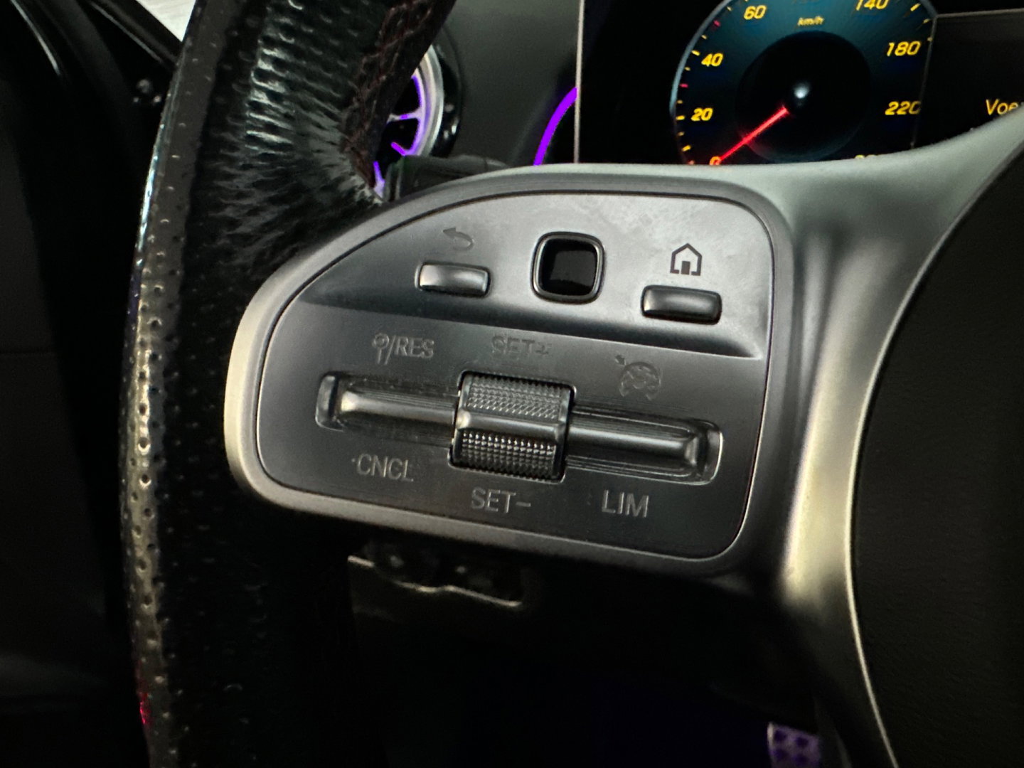 Mercedes-Benz GLB 200 AMG Pano|Carbon|Dodehoek|Stoelverwarming|Sfeer|Camera