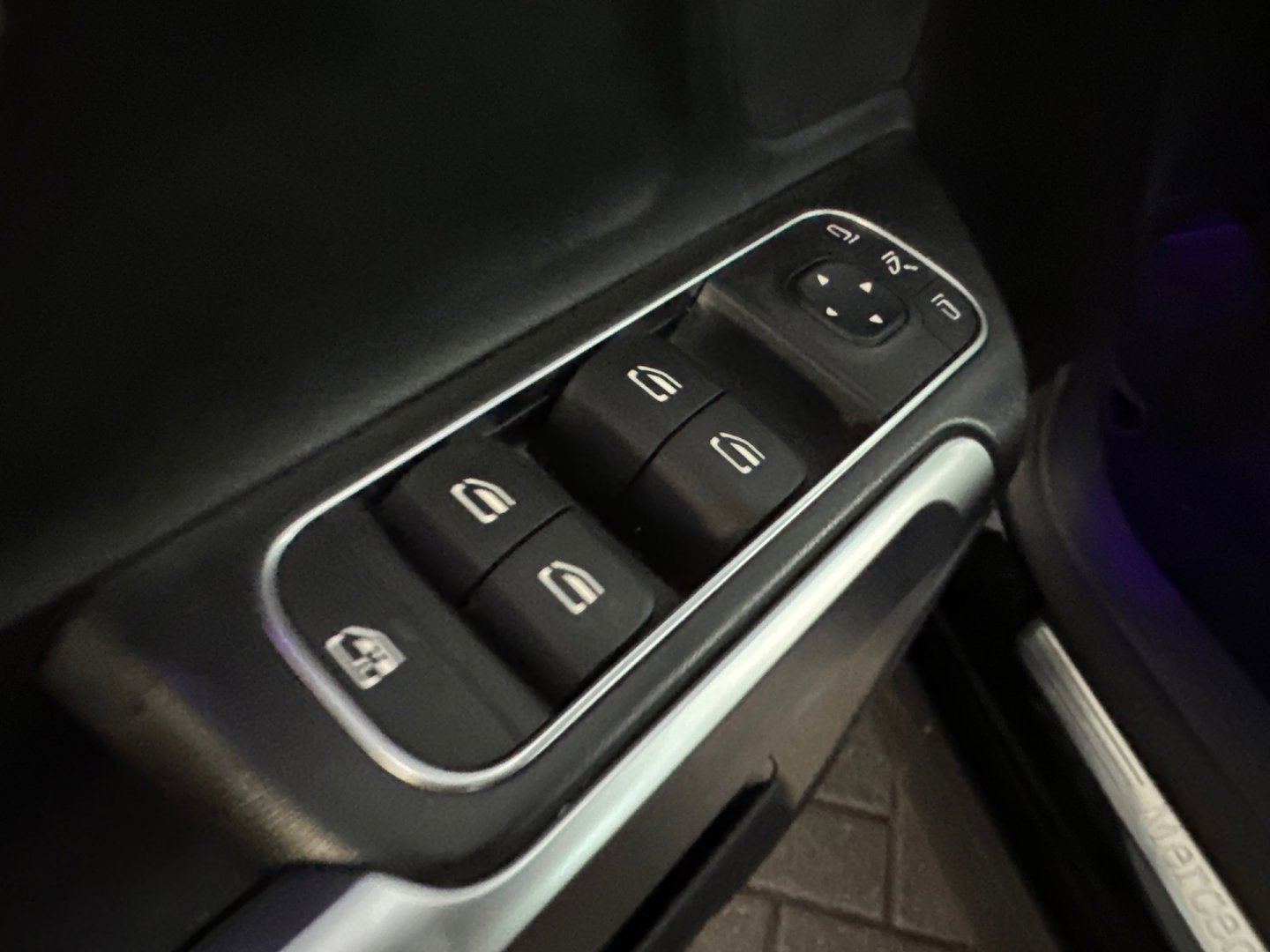 Mercedes-Benz GLB 200 AMG Pano|Carbon|Dodehoek|Stoelverwarming|Sfeer|Camera