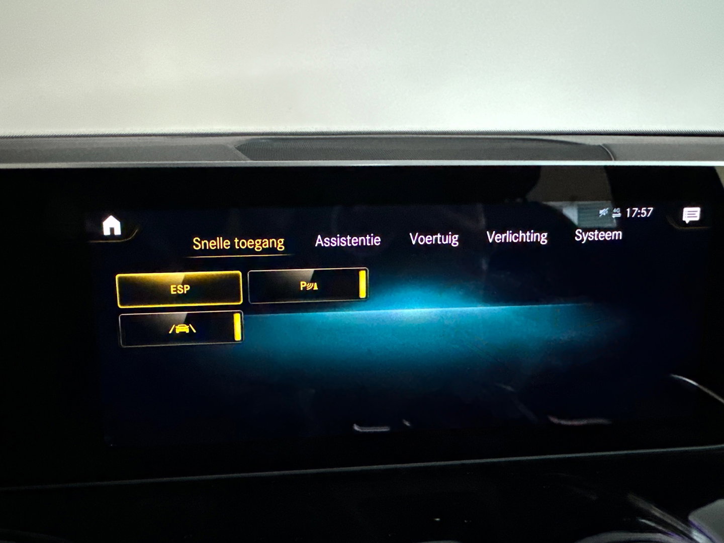 Mercedes-Benz GLB 200 AMG Pano|Carbon|Dodehoek|Stoelverwarming|Sfeer|Camera