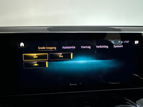 Mercedes-Benz GLB 200 AMG Pano|Carbon|Dodehoek|Stoelverwarming|Sfeer|Camera