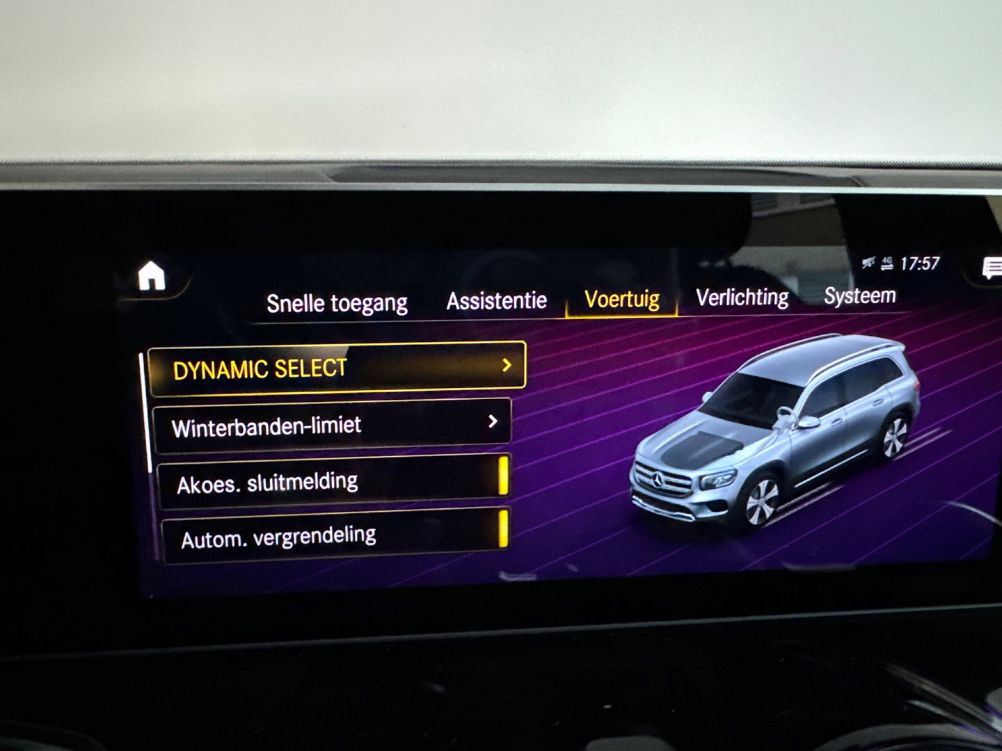 Mercedes-Benz GLB 200 AMG Pano|Carbon|Dodehoek|Stoelverwarming|Sfeer|Camera